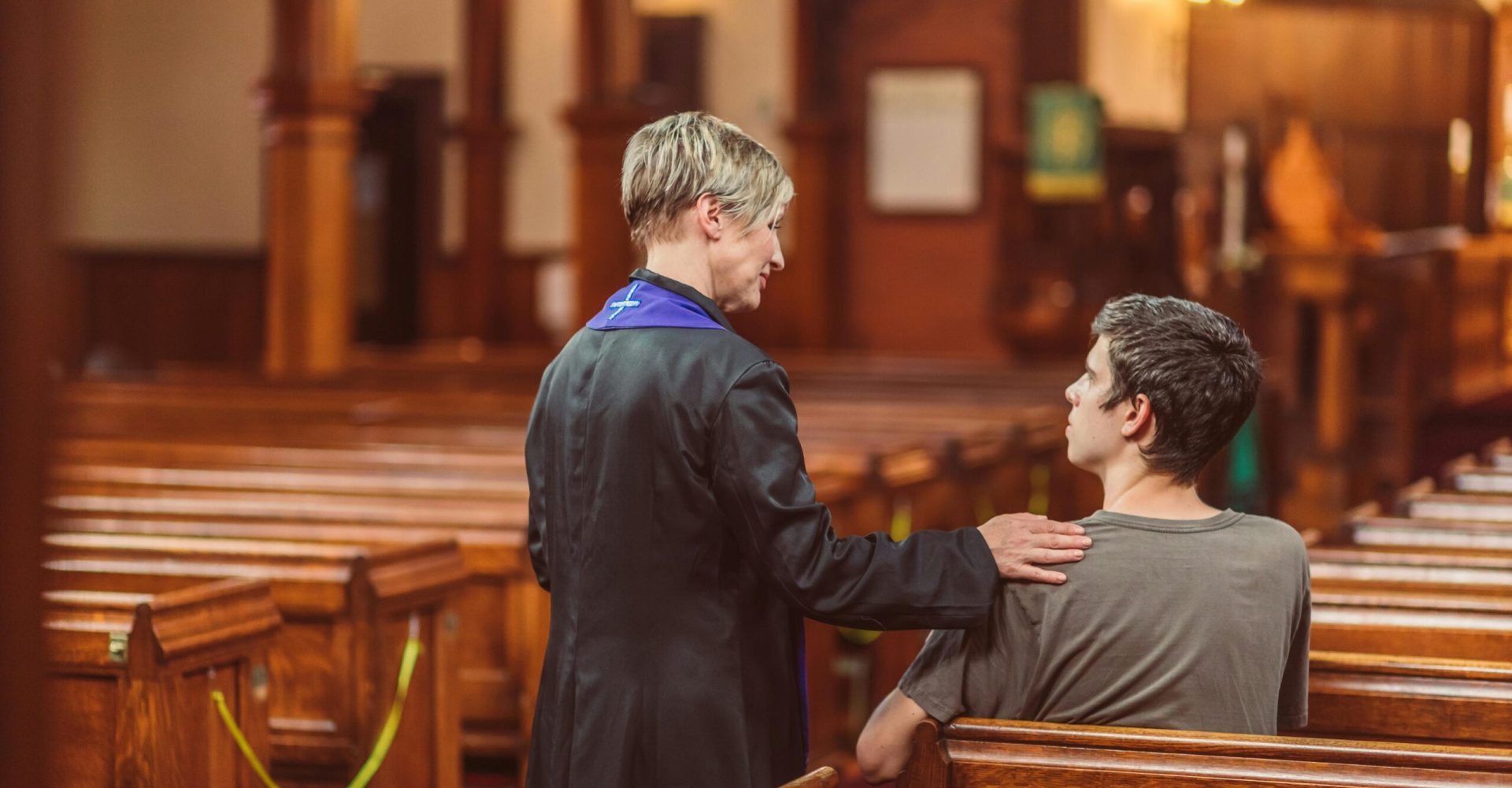 chaplain comforting a hospice patient